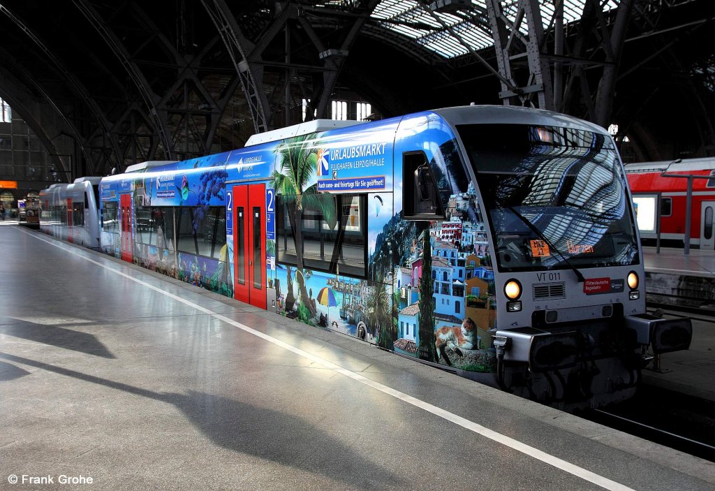 Durch Ausmusterung alter Fahrzeuge gibt es jedoch wieder Platz f�r Neues, wie dieser schmucke Triebzug zeigt:
650 543-1 Stadler Regio-Shuttle RS1, MRB VT 011 ( Mitteldeutsche Regiobahn ) mit Werbung f�r ein Reiseunternehmen am Flughafen Halle / Leipzig als MRB 80221 Leipzig Hbf. - Wurzen, fotografiert im Hbf. Leipzig am 01.11.11