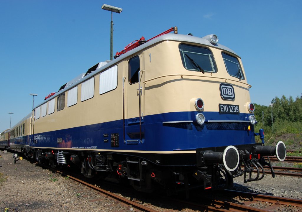 E 10 1239 in alter Rheingoldfarbgebung am 14.08.2010 im Rheinischen Industriebahn-Museum in K�ln-Nippes.