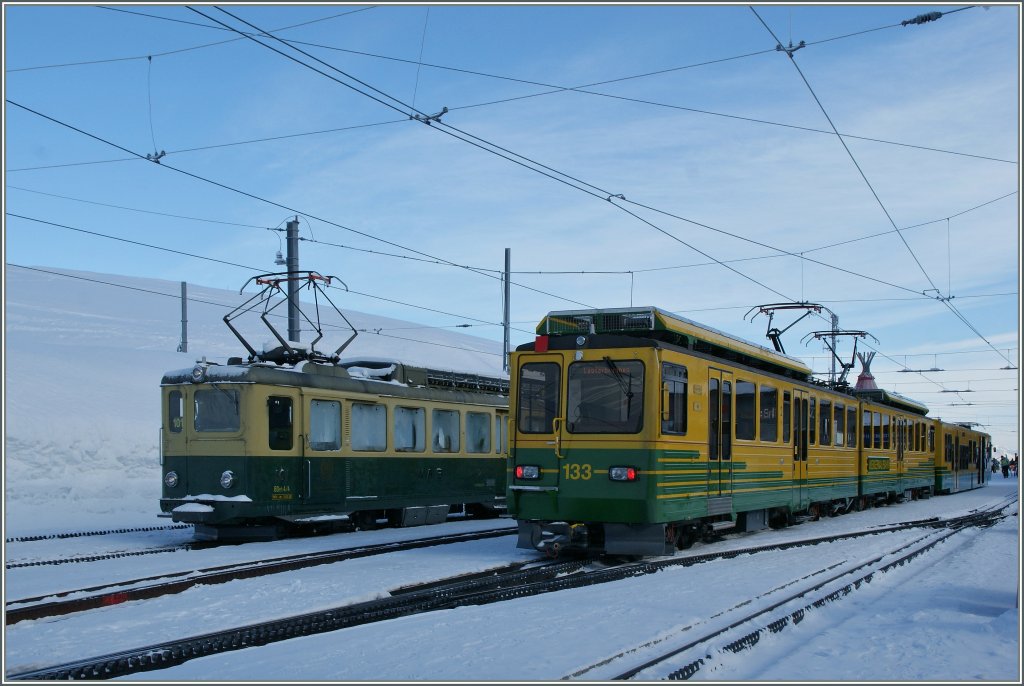 Ein �lterer und ein moderner WAB Triebwagen warten auf der Kleinen Scheidegg auf die Abfahrt Richtung Lauterbrunnen. 
4. Februar 2012