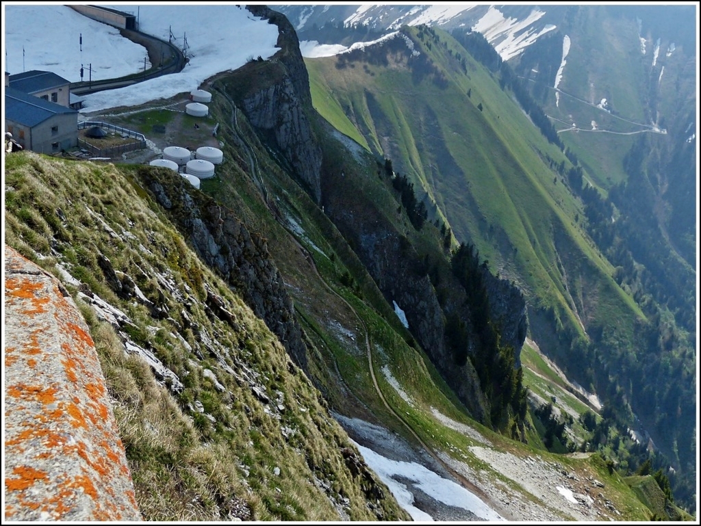 Ein Bild f�r Margaretha: Die Oma-Bank an den Rochers de Naye ist besetzt und in einer der Juchten m�chte Jeanny auch nicht �bernachten. ;-) 26.05.2012 (Hans)