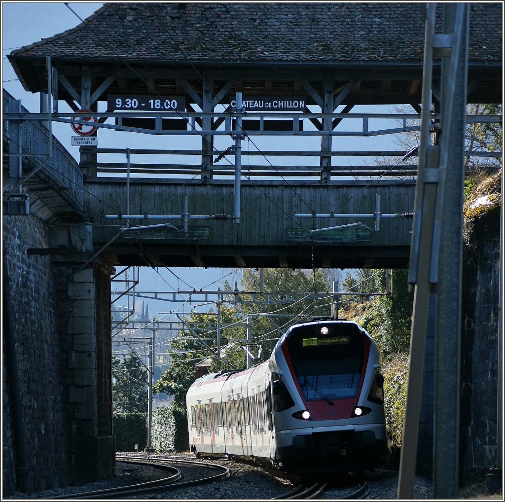 Ein Flirt kurz vor dem Bahnhof Veytaux-Chillon.
(06.03.2012)
