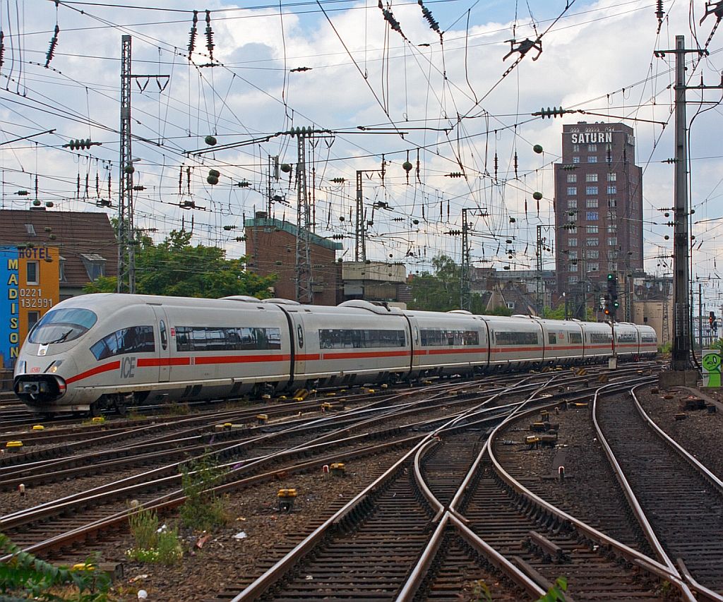Ein ICE 3 bei der Einfahrt in den Hbf K�ln am 07.07.2012