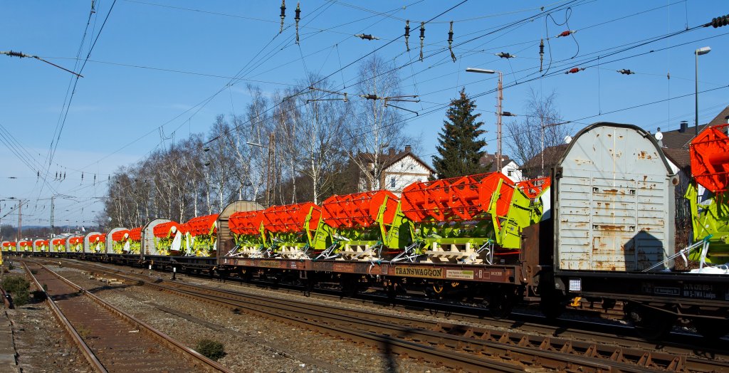Ein Langer G�terzug f�hrt am 11.02.2012 durch Kreuztal Richtung Hagen, mit: Transwaggon Flachwageneinheiten mit geradem Fu�boden und festen Stirnw�nden beladen mit Schneidwerken der Fa. Claas f�r M�hdrescher
Rechts ein Typ Laas (eigendlich ein Rungenwagen, der Rest ist vom Typ Laalps.
