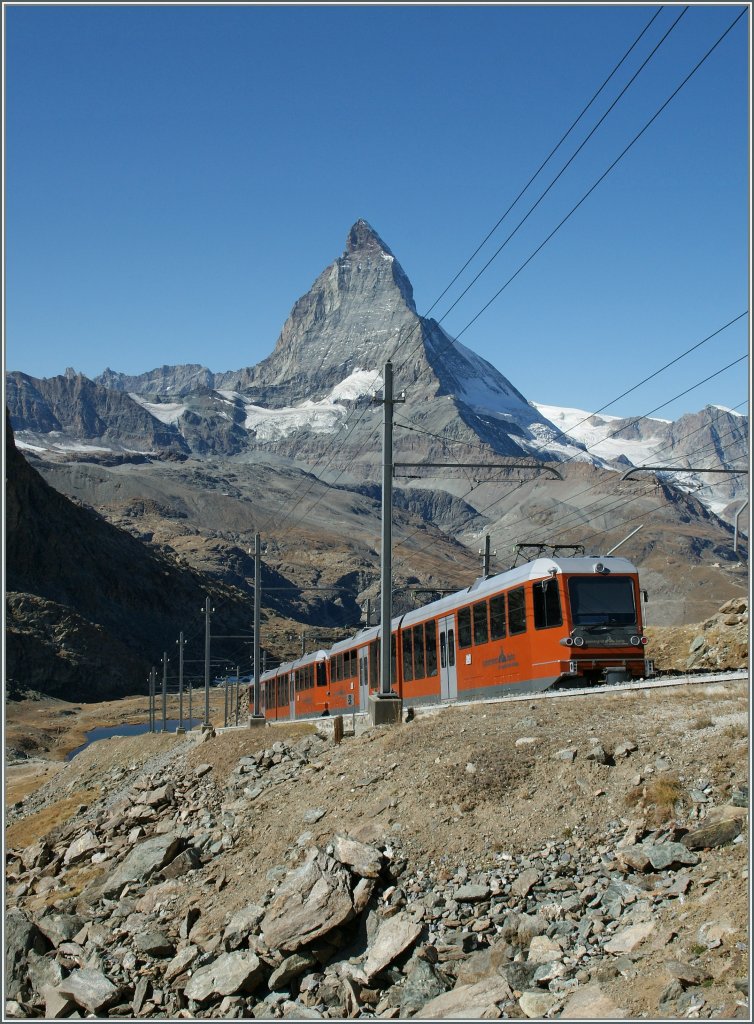 Ein moderner GGB Triebzug auf dem Weg zum Gornergrat vor der Kulisse des Matterhorns. 
4. Okt. 2011