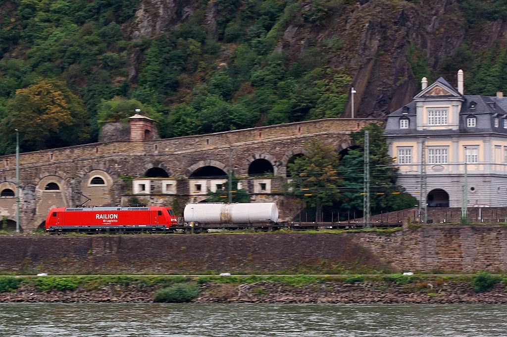 Eine 185er der DB Schenker Rail Deutschland AG zieht einen Gu�terzug am 13.08.2011 bei Koblenz-Ehrenbreitstein, Richtung Norden.