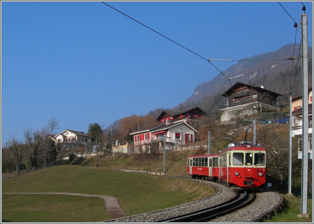 Endlich wieder mal ein Bild ohne Schnee: Ein CEV Regionalzug auf der Fahrt Richtung Les Pleiades hat gerade Blonay verlassen. 
3. M�rz 2013