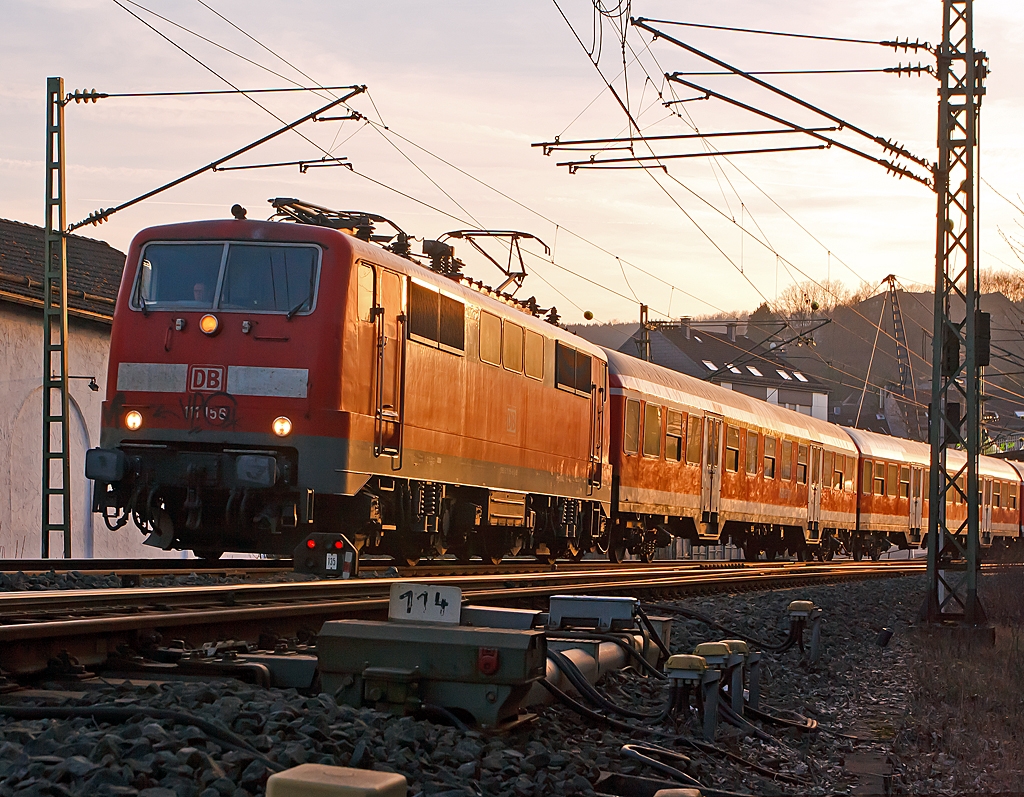Es gibt auch noch Silberlinge: Die 111 156-6 zieht 5 Silberlinge  als Verst�rkerzug (Umlauf 11381) in der Hauptverkehrszeit des RE 9 - Rhein Sieg Express (RSX) Aachen - K�ln - Siegen, hier am 05.03.2013 17:34 Uhr (bei km 122,8) kurz nach dem verlassen des Bahnhofes Betzdorf/Sieg.