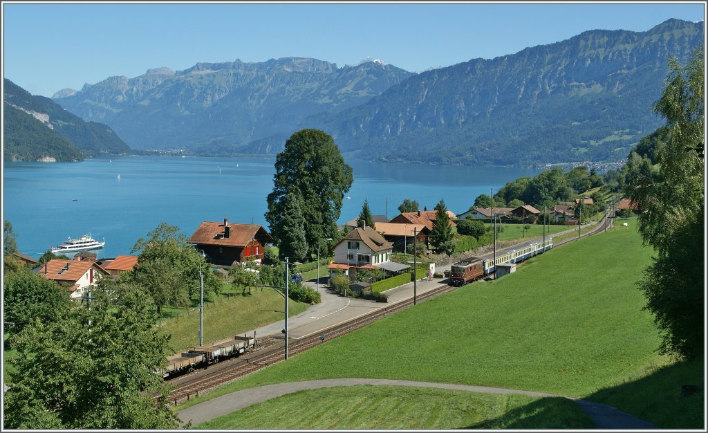 Fehlt noch ein Bus, sonst w�ren hier alle �V-Transportmittel von Faulensee zu sehen...
Doch zum Thema: BLS Re 4/4 mit einem Regionalzug von Interlaken nach Spiez beim Halt in Faulensee.
27. Aug. 2012  
