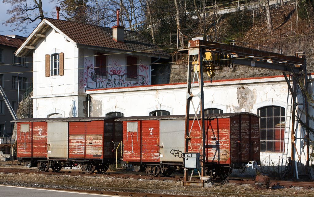 Gedeckte 2-achsige G�terwagen Gk 35 und 36 der CEV am 26.02.2012 in Vevey. Diese Wagen sind Baujahr 1905, haben ein Eigengewicht von 5,9 t, eine Zuladung vom max. 10 t und die zul. H�chstgeschwindigkeit betr�gt 45 km/h.