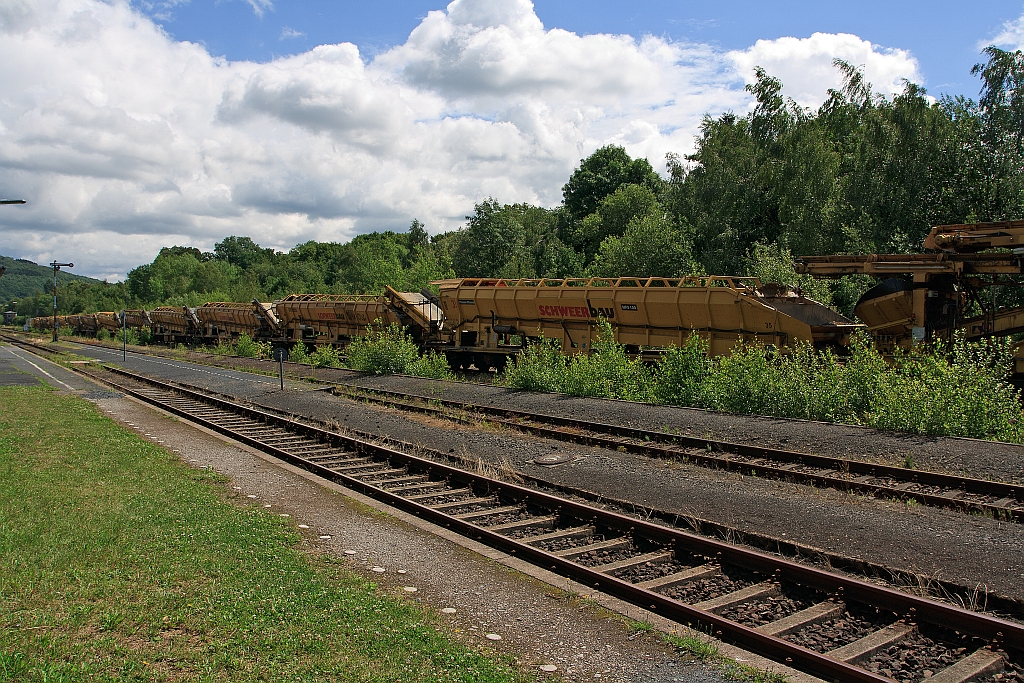 Herdorf, 18.07.2011: In meiner Mittagpause hatte ich das Gl�ck. Endlich ist mal was auf der Hellertalstrecke los. Ein Bauzug der Schweerbau mit Materialf�rder- und Siloeinheiten MFS 100, gezogen von einer Voith Maxima 30 CC.
