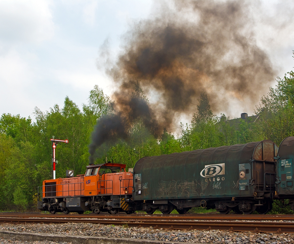 Herdorf am 08.05.2013
Nein keine Dampflok, es ist doch noch eine Diesellok...
Die Lok 42 (eine MaK 1700 BB) der KSW (Kreisbahn Siegen-Wittgenstein) zieht nun den schweren G�terzug, den die Lok 43 (Mak  G 2000) gebracht hat, vom DB Gleis 4 auf den Rangierbahnhof (Betriebseinrichtung Freien Grunder Eisenbahn) der KSW. Von dort wird sie ihn dann sp�ter nach Neunkirchen-Salchendorf, auf dem KSW Gleis (ehem. Freien Grunder Eisenbahn), ziehen.
Die Lok 42 ist eine Vossloh G 1700 BB (F.-Nr. 1001108, Baujahr 2001)sie tr�gt die NVR-Nummer: 92 80 1277 902-3 D-KSW.