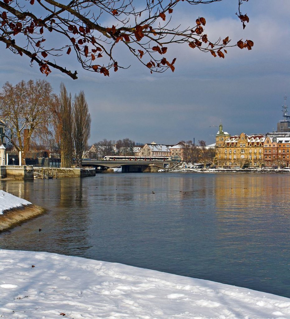 Hier das aus BB bekannte Bild, hier halt nur um 0,65� nach links gedreht:

Ein Seehas (ein Flirt RABe521 xxx der SBB GmbH (Deutschland)) am 08.12.2012 auf der Konstanzer Rheinbr�cke kurz vor dem Erreichen seiner Endstation Konstanz. 
Die  seehas -Strecke Engen - Singen - Radolfzell - Konstanz wird von der  SBB GmbH (Deutschland) betrieben.
SBB GmbH (Deutschland) hat f�r die seehas-Strecke 9 vierteilige Flirts der Bezeichnung RABe526 651-659 ab 2006 in Dienst genommen, mittlerweile sind sie umgezeichnet in RABe521 xxx, 
diese haben folgende Techn. Daten:
L�nge �ber (automatischer) Kupplung: 74.078 mm
Achsanordnung: Bo‘2‘2‘2‘Bo‘
Dauerleistung: 2.000 kW
H�chstgeschwindigkeit: 160 km/h
