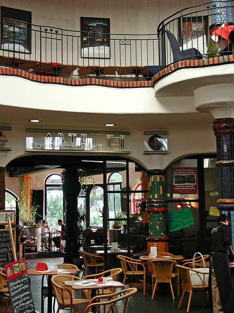 Im Empfangsgeb�ude vom Hundertwasser-Bahnhof Uelzen am 20.08.2003.