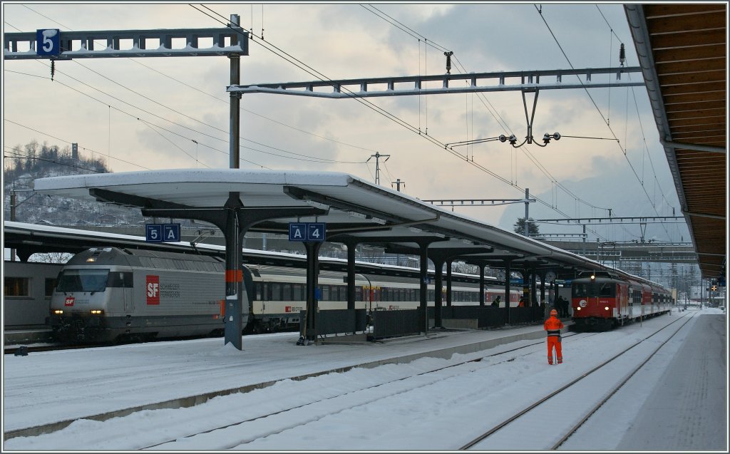 Klein und Gross in Interlaken Ost: SBB Re 460 und Br�nigbahn De 4/4.
4. Feb 2012