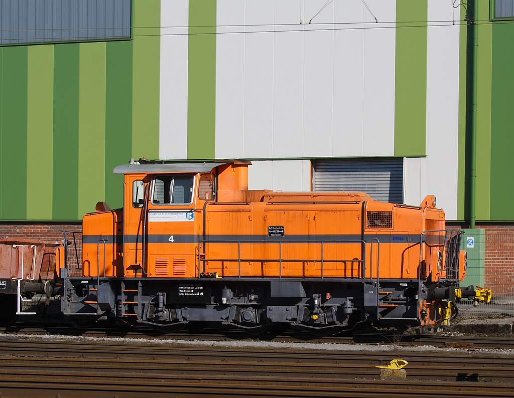 Lok 4 (ERNA) der Deutschen Edelstahlwerke (DEW), zuvor Edelstahlwerke S�dwestfalen schiebt beladene Wagen auf den Werksgleisen am 19.03.2011 in Siegen-Geisweid. Die Lok ist eine Mak G 500 C , Baujahr 1975, Fabr.-Nr. 500072 , Bauart C-dh . 