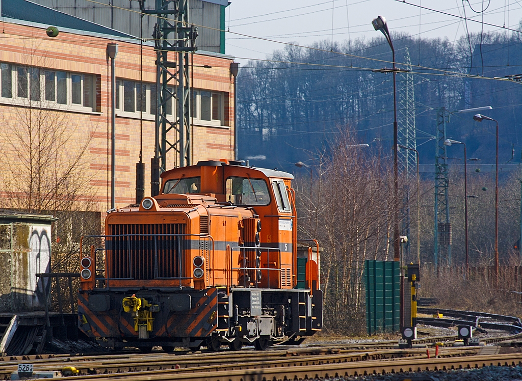 
Lok 5  Helga  (MaK G 500 C)der DEW Deutschen Edelstahlwerke (gehört zur Schmolz + Bickenbach AG), zuvor Edelstahlwerke Südwestfalen, rangiert am 27.03.2013 auf den Werksgleisen in Siegen-Geisweid.

Nähere Informationen im nächten Bild.
