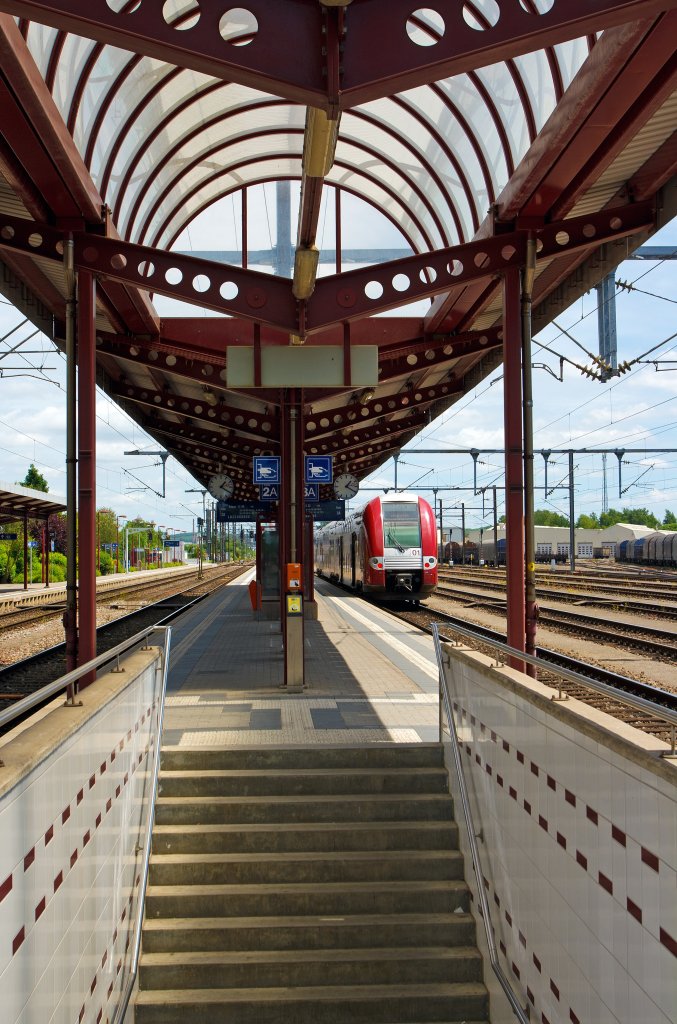 Mir gefallen auch die neuen Bahnsteig�berdachungen der Luxemburgischen Bahnh�fe sehr, zudem sind hier die Bahnsteige und auch die Treppenabg�nge sehr sauber und gepflegt.
Bahnsteig 2 und 3 am 16.06.2013 im Bahnhof P�tange (P�iteng).