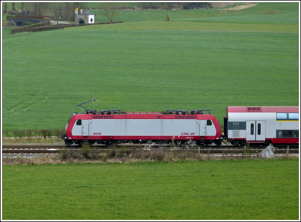 Mit der 4005 im �gyptischen Stil melden wir uns zur�ck aus den Osterferien, welche recht anstrengend waren. W�hrend der ersten Woche hatten die Enkelkinder uns voll im Griff und die zweite Woche leider die Grippe. Auf dem Bild zieht die 4005 den IR 3737 Troisvierges - Luxembourg aus dem Bahnhof Wilwerwiltz. 15.04.2012 (Hans)
