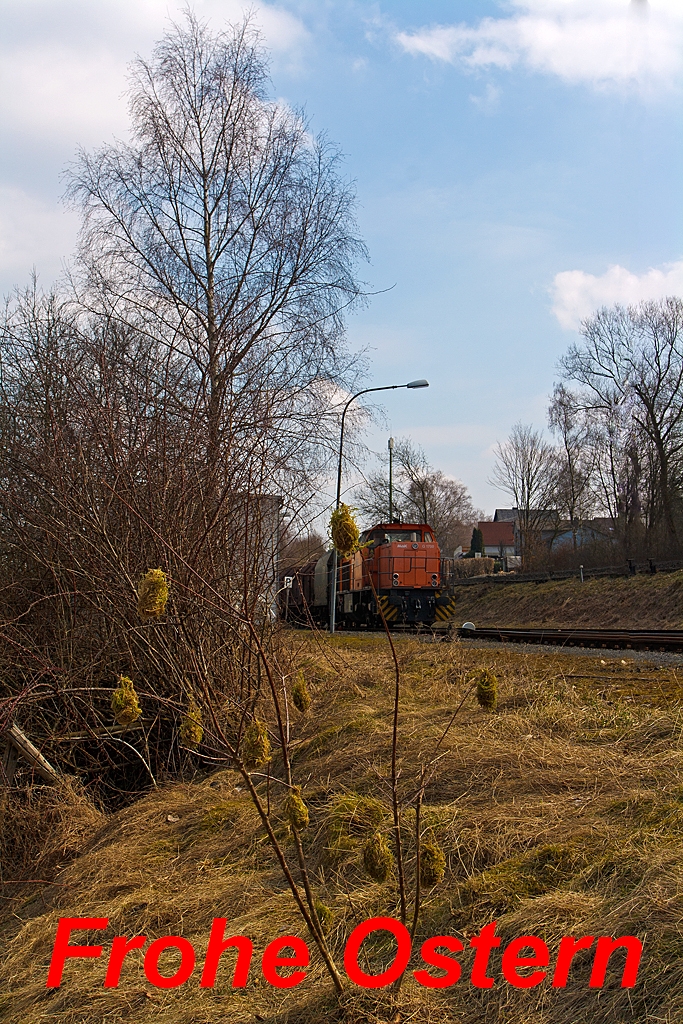 Mit diesem Bild w�nsche ich Euch allen, Frohe Ostern.

Den Strauch mit den tollen Moos-Ostereiern habe ich so nicht gemacht, sondern nur am 28.03.2013 gesehen und abgelichtet (Dank an den unbekannten Ersteller).

Hinten beim Lokschuppen der KSW (Kreisbahn Siegen-Wittgenstein) in Herdorf steht deren Lok 42 (eine MaK 1700 BB) mit einem G�terzug, zur Zeit ist Mittagspause.