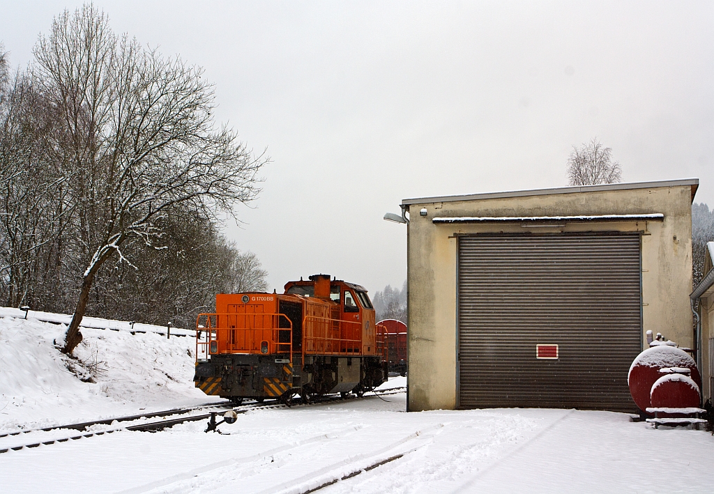Mittagspause bei der KSW - Die Lok 46 der Kreisbahn Siegen-Wittgenstein (KSW) ist am 06.02.2013 neben dem Lokschuppen der KSW in Herdorf angestellt.
Die Lok ist Vossloh G 1700-2 BB (eingestellt als 92 80 1277 807-4 D-KSW), sie wurde 2008 unter der Fabrik-Nr. 5001680 gebaut. 
Hier nun von unten,  links der Bahndamm der DB (KBS 462 - Hellertalbahn).
