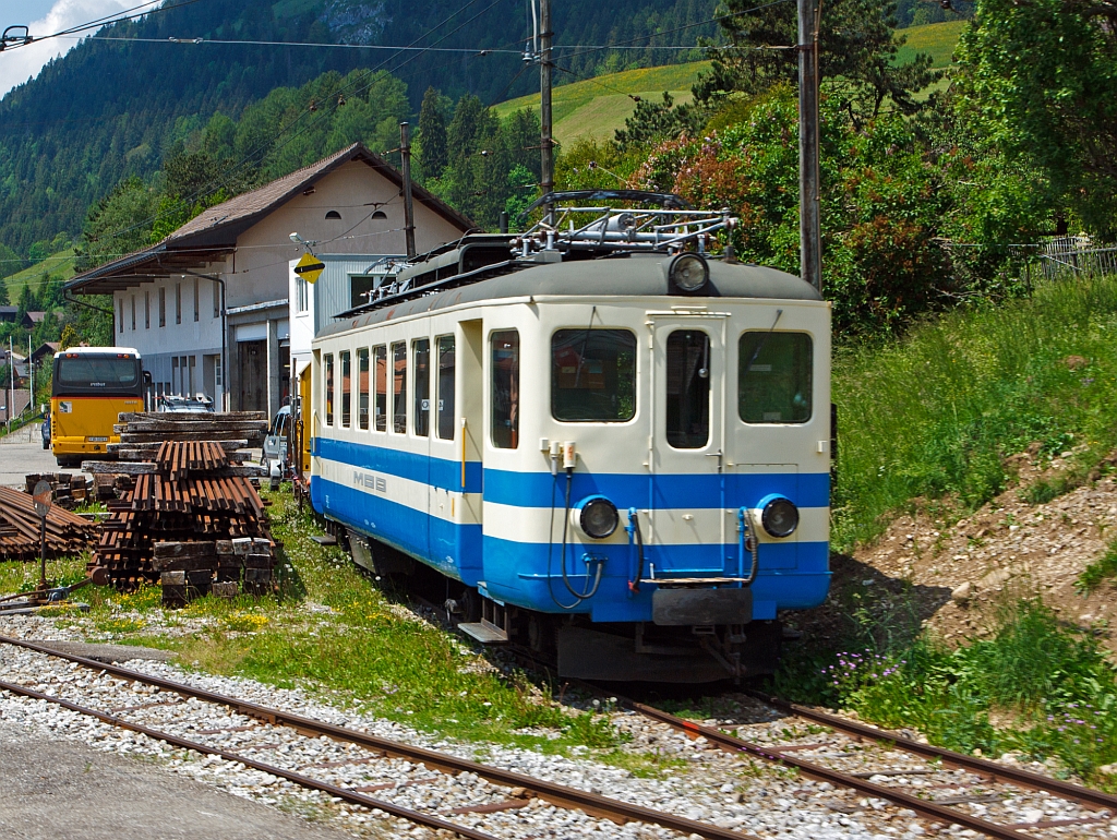
MOB Be 4/4 1003 (ex FLP ABe 4/4 Nr. 5) abgestellt am 28.05.2012 in Ch�teau d'Oex, aufgenommen aus fahrendem Zug. 
Der „Ex-Tessiner“ stammt von der FLP, der am 5.6.1912 er�ffneten Ferrovia Lugano-Ponte Tresa. Er wurde 1958 von SWS und BBC f�r die FLP gebaut als ABe 4/4 Nr. 5 in Dienst gestellt, 1981 wurde der Triebwagen von der MOB erworben. Neben den �blichen Umbauten f�r Einmannbetrieb musste insbesondere die Heizung verst�rkt werden – die FLP f�hrt unter 1'000 V, und au�erdem war die Anlage urspr�nglich f�r die klimatischen Bedingungen im Tessin ausgelegt, die Winter im Simmental sind etwas h�rter …