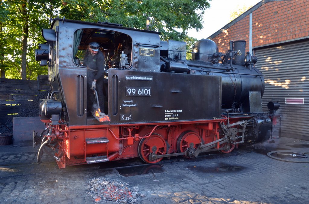 Nach einem Einsatz bei der Brohltalbahn war die Lok 99 6101 f�r drei Wochen zu Gast bei der Selfkantbahn. Nach der letzten Fahrt beim Herbst- und Erntedankfest am 29. und 30.09.2011 wird das Feuer ausger�umt. (30.09.2011)