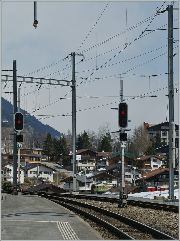 Nicht immer bringt eine Werbelok den Fotografen zum Jubeln: hier versteckt sich die gr�ne Ge 4/4 630 statt die Bildidee mit ihrem satten RhB Rot zu unterst�tzen...
Disentis, den 15. M�rz 2013