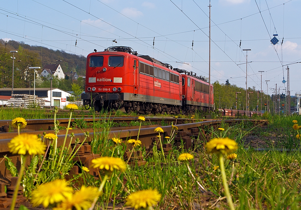 Nur zwei abgestellte E-Loks am 04.05.2013 in Kreuztal....

Die 151 096-5 und die 155 192-8 der DB Schenker Rail

