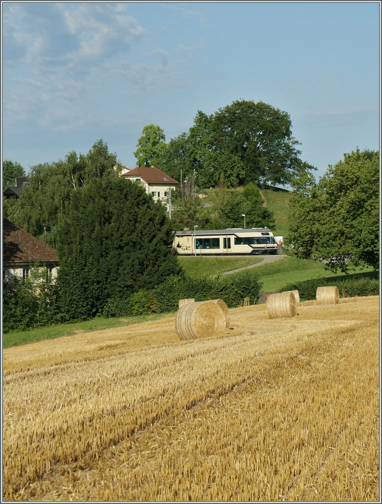 Obwohl  Motiv verdeckt , hoffe ich, dass dies Bild trotzdem ankommt. 
CEV GTW beim Halt in Ch�teau d'Hauteville.
19. Juli 2012