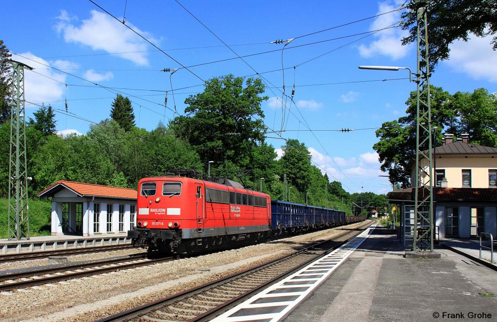 Railion DB Logistics 151 071-8 mit einem G�terzug Richtung Rosenheim, KBS 950 M�nchen - Kufstein, fotografiert bei der Durchfahrt Bhf. A�ling am 14.05.2012