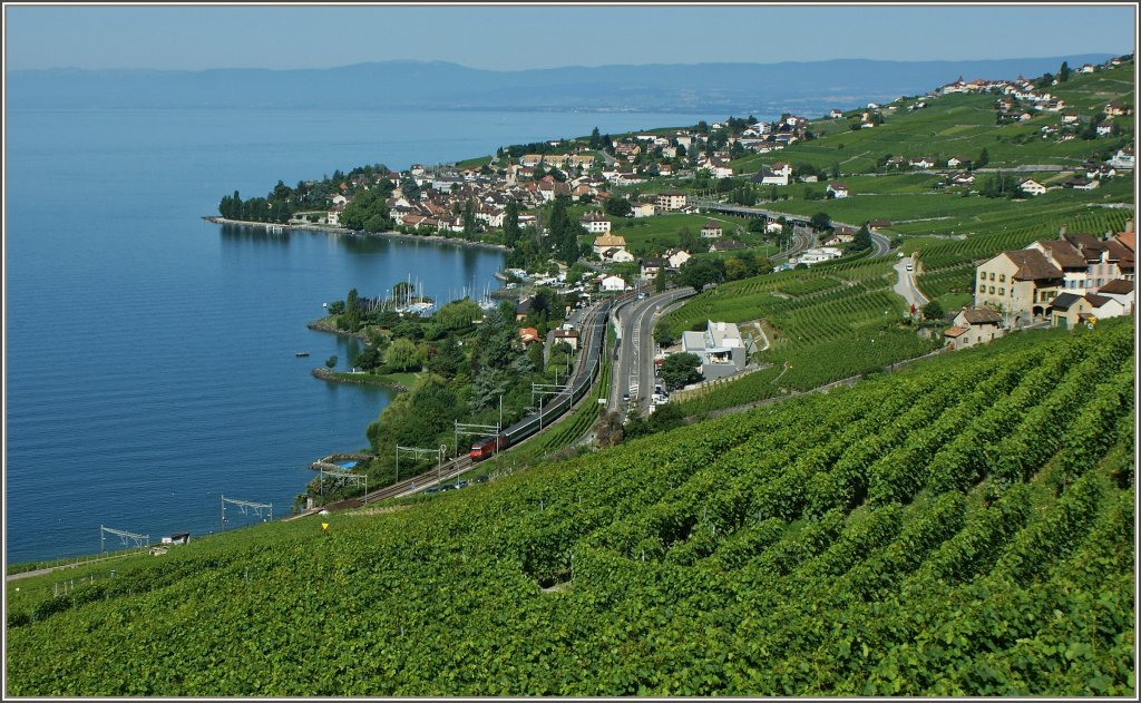 Schl�ngelt sich dem See entlang: Re 460 mit einem Interregio auf der Fahrt nach Brig bei Epesses.
(18.07.2012)