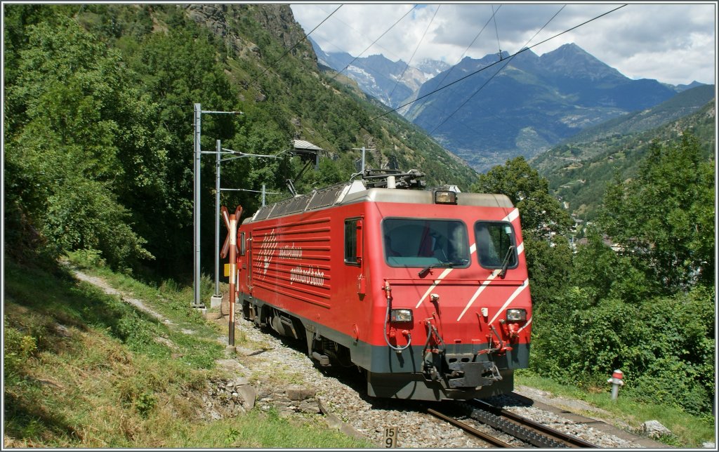 Schon fast zu viel Lok, da sieht man ja kaum mehr die sch�ne Landschaft...
Bei Stalden, den 22. Juli 2012