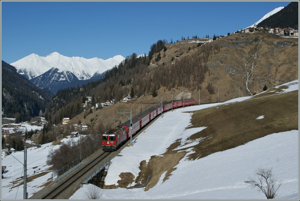 So faszinierend Br�cken und Tunnels im obern Teil der Strecke Preda - Berg�n sind, so gerne fotografiere ich im unteren Teil, gleich oberhalb von Berg�n. Gestern erf�llte ich mir ganz sponntan diesen Wunsch und konnte dabei die RhB Ge 4/4 II 429 mit dem Albulaschnellzug RE 1136 St. Moritz - Chur fotogarfieren. Rechts oben im Bild der Ort Latsch, ganz unten rechts das Ablula Bahnmuseum welches sich gleich neben dem Bahnhof von Berg�n/Bravuogn befindet. 16. M�rz 2013
