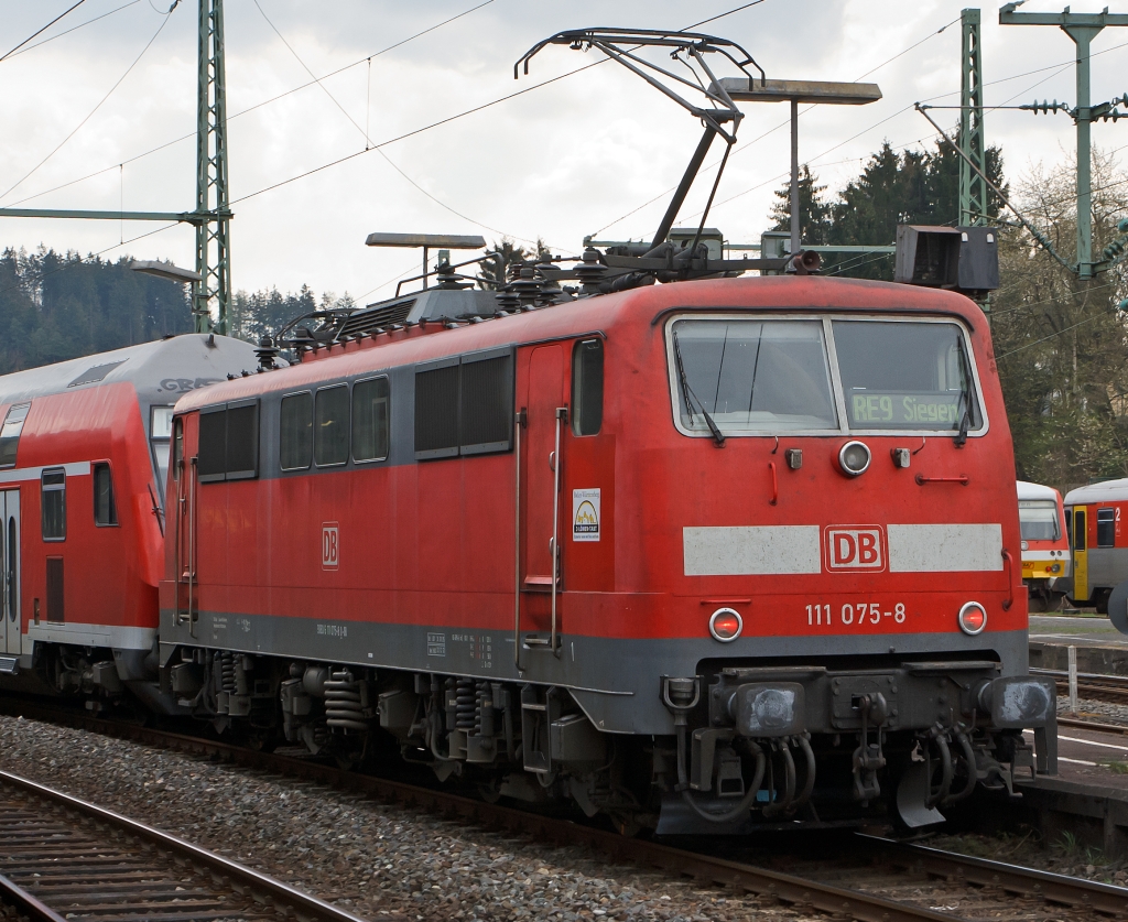 Trotz roter Lichter..... 
Ein Portait der 111 075-8 am 14.02.2012 im Bf. Betzdorf/Sieg. Sie ist Schublok von dem  RE 9 (Rhein-Sieg-Express), dieser wird im Sandwich gefahren.
