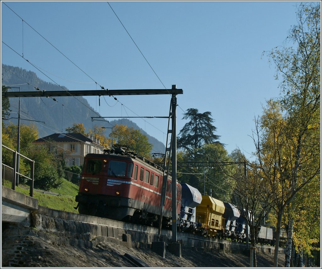�berrascht, (wie immer) hat mich dieser G�terzug mit der Ae 6/6 in der N�he des Ch�teau de Chillon. Da die ehemals  so stolze  Gotthardlok  nun nicht mehr ins Konzept der SBB passt folglich auf den Fahrplanwechsel abgestellte wird, wage ich diese, nicht ganz gelungene Aufnahme trotzdem zu zeigen.
30. Okt. 2012