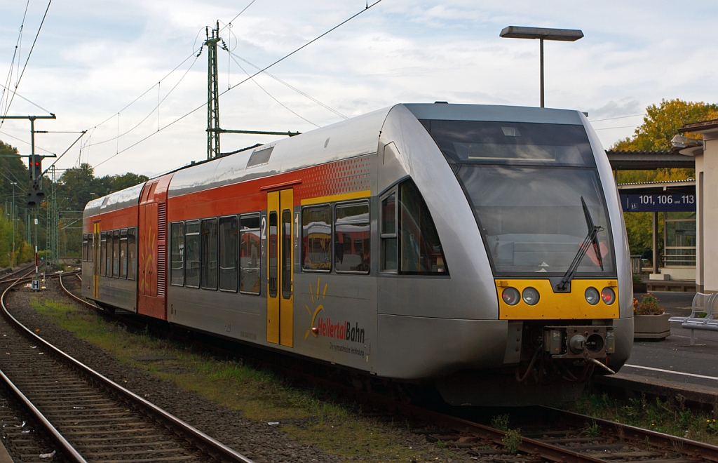 VT 116 ein Stadler GTW 2/6 der Hellertalbahn steht am 13.10.2012 im Bahnhof Betzdorf/Sieg zur Abfahrt nach Dillenburg bereit. 
Dieser GTW 2/6 mit dieselelektrischem Antrieb besteht aus: Dem mittigem Antriebsmodul (95 80 0646 416-7 D-HEB), auch Antriebscontainer genannt, dessen beiden Achsen angetrieben sind und das Fahrzeug bewegen. Die zwei leicht und niederflurig gebaute Endmodule (95 80 0946 416-4 D-HEB  und 95 80 0946 916-3 D-HEB  mit je einem Drehgestell st�tzen sich auf das Antriebsmodul, somit ergibt sich die Achsfolge 2'Bo'2. Es ergibt sich auch eine sehr gute Raumausnutzung der Endmodule, nur ist das Fahrzeug durch das Antriebsmodul in zwei H�lften geteilt und der Gang durch den Antriebscontainer nicht barrierefrei passierbar.
Dieser Triebwagen wurde 1999 bei DWA, Bautzen (Deutsche Waggonbau AG, heute Bombardier Transportation) unter der Fabriknummer 525/001 f�r die Hessische Landesbahn (HLB) gebaut, dessen Eigentum er ist und ihn an die Hellertalbahn vermietet hat.
Die Antriebausr�stung besteht aus einem MTU 12V 183 Dieselmotor der seine 550 kW Leistung auf einen Dreiphasen-Generator �bertr�gt der zwei Asynchronmotoren antreibt. Die max. Leitung an den R�dern betr�gt  420 kW, die H�chstgeschwindigkeit 120 km/h. Der kompl. Triebwagen hat eine L�nge �ber Puffer (Scharfenbergkupplung) von 38.660 mm und ein Eigengewicht von 52 t.