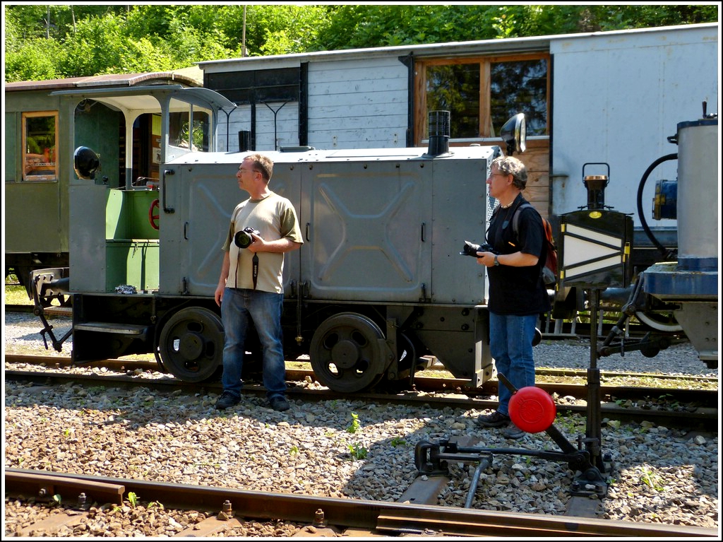 Was kommt als n�chstes? Gespannt warten die Bahnfotografen auf die n�chsten Motive in Chaulin. 27.05.2012 (Jeanny)