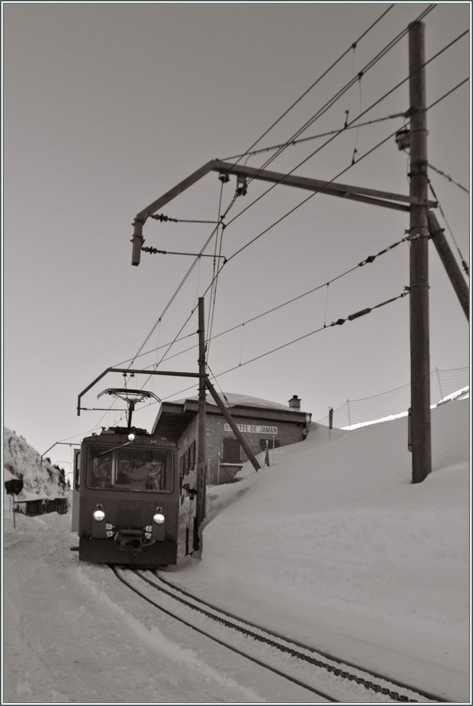 ...weshalb ich es hier noch  mit einer S/W Variante versucht habe. 
Rochers de Naye Zug bei der Haltestelle Jamam am 12. Jan. 2012