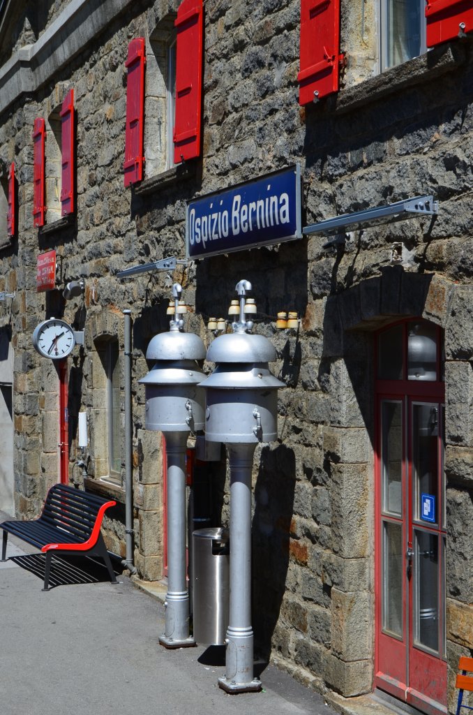 Wie zwei Zinnsoldaten stehen die Abl�utewerke vor dem Stationsgeb�ude Ospizio Bernina am 11.08.2012 um 13:36 Uhr.