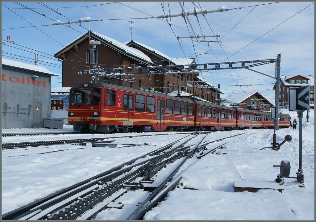 Zwei JB Triebwagenz�ge erreichen vom Jungfraujoch kommend die Kleine Scheidegg.
4.2.12