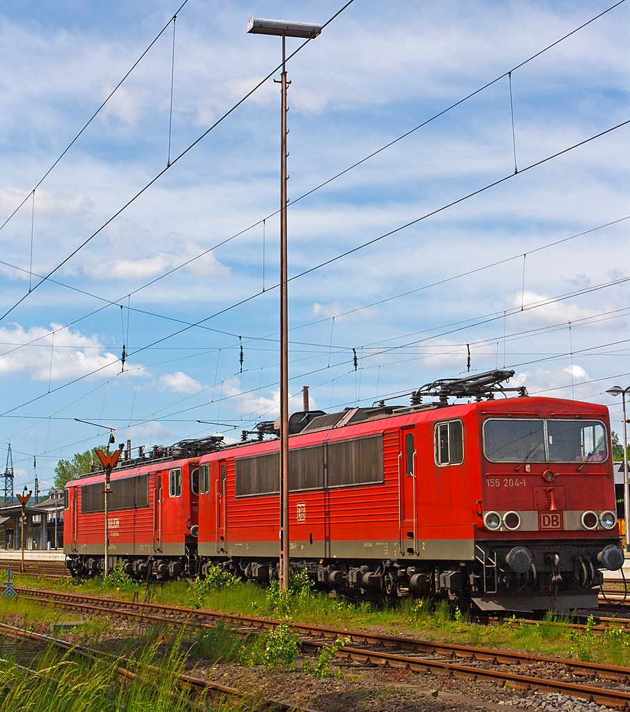 Zwei Strom-Container,
abgestellt am 02.06.2013 in Kreuztal, hier die 155 204-1 ex DR 250 204-1 sowie 155 115-9 ex DR 250 115-9.

Diese Lokbaureihe wurde von 1977 bis 1984 bei LEW Hennigsdorf (genau VEB Lokomotivbau Elektrotechnische Werke „Hans Beimler“ Hennigsdorf) gebaut. Wegen ihres doch sehr zweckm��igen Aufbaus und der �hnlichkeit ihrer Form mit einem ISO-Container bekam diese Baureihe den Spitznamen „Strom-Container“ oder „Elektro-Container“. 

Die 6-achsigen Loks mit der Achsformel  Co'Co' haben ein Dienstgewicht von 123 t, eine Dauerleistung von 5.100 kW und die H�chstgeschwindigkeit betr�gt 125 km/h.