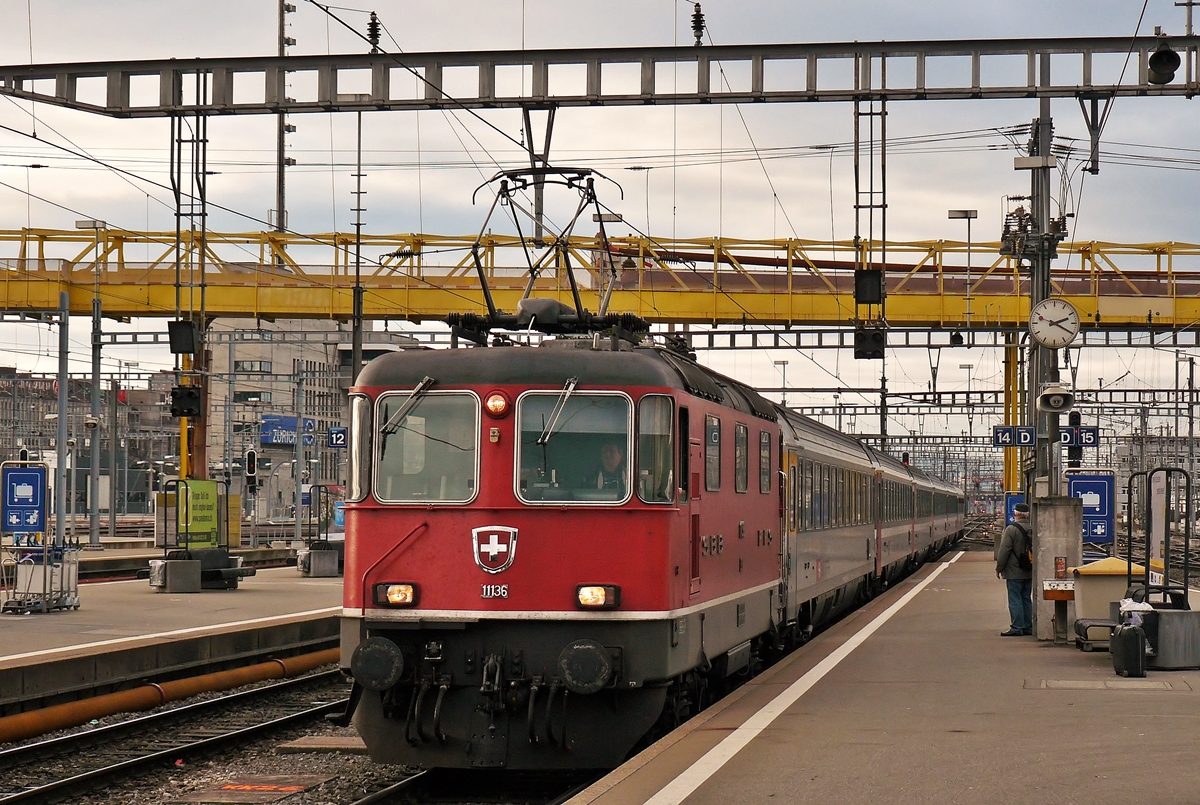 . Ach war das sch�n, als man noch ohne umzusteigen von Z�rich nach Luxembourg fahren konnte - Am 27.12.2009 hatte die tolle Re 4/4 II 11136 die Ehre den EC 96  Iris  Z�rich HB - Bruxelles Midi in den Hauptbahnhof von Z�rich zu ziehen. (Jeanny)