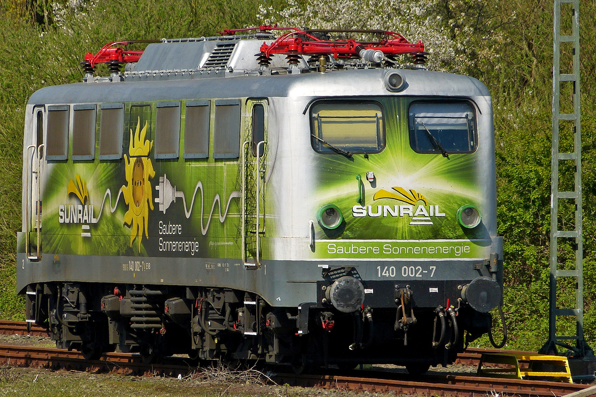 . Am 06.05.2016 war die tolle SunRail 140 002-7 (9180 6 140 002-7 D-EVB) im Hauptbahnhof von Emden abgestellt. (Hans)

Ende Juli 2012 hat die SunRail GmbH in Bruchhausen-Vilsen die Ellok 140 002 von DB Schenker �bernommen, die seither bei der Mittelweserbahn als Eisenbahnverkehrsunternehmen eingestellt ist.

Das Unternehmen besitzt Energieversorgungsanlagen (Photovoltaik), �berwiegend auf D�chern von Bahngeb�uden. Eher ein Nebengesch�ft ist das Eigentum an der 140 002. Ziel ist aber, so viel erneuerbare elektrische Energie zu erzeugen, wie die Lok etwa verbraucht.

Die bekannte �sterreichische Designerin Gudrun Geiblinger fand die Idee so gut, dass sie die Lok gestaltet hat. Modellbahnhersteller Roco hat die Sunrail-Beklebung finanziert.

Eingesetzt wird die Lok in gemeinsamen Uml�ufen mit der EVR/MWB-140 �berwiegend in norddeutschen Containerverkehren sowie vor Autoz�ge von Falkenberg nach Bremerhaven, Hamburg, L�beck und Emden.
  

