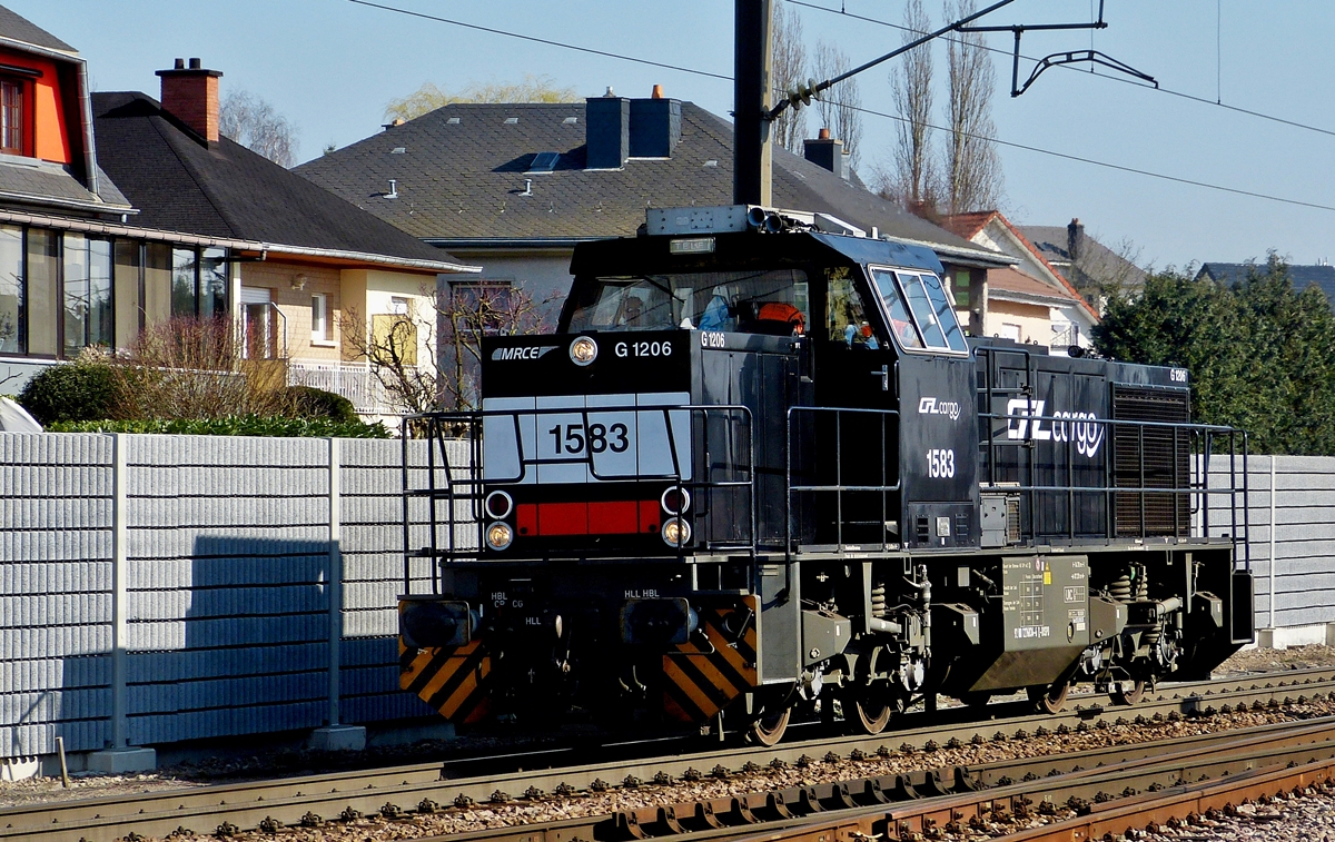 . Am 11.03.2014 fuhr mir noch eine scharze Lady in Noertzange vor die Linse. Die CFL Cargo 1583 liess mit einem lauten Pfiff die Fotografin ganz sch�n zusammen zucken beim Durchfahren des Bahnhofs Noertzange. Einen lieben Gru� zur�ck an den  netten  Tf. (Jeanny)
