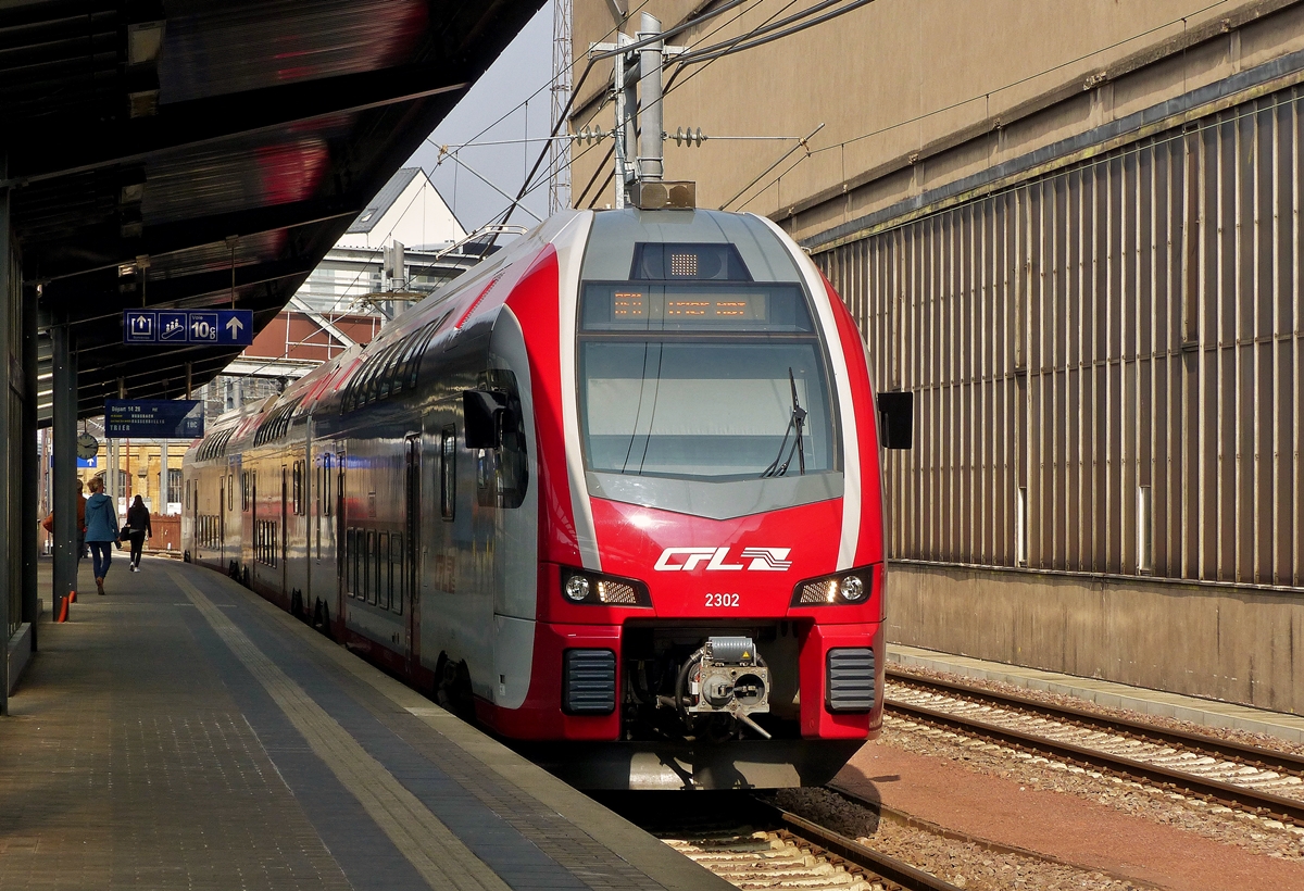 . Am 23.03.2015 wartet der CFL KISS Z 2302 als RE 5123 nach Trier Hbf auf die Fahrg�ste. (Jeanny)