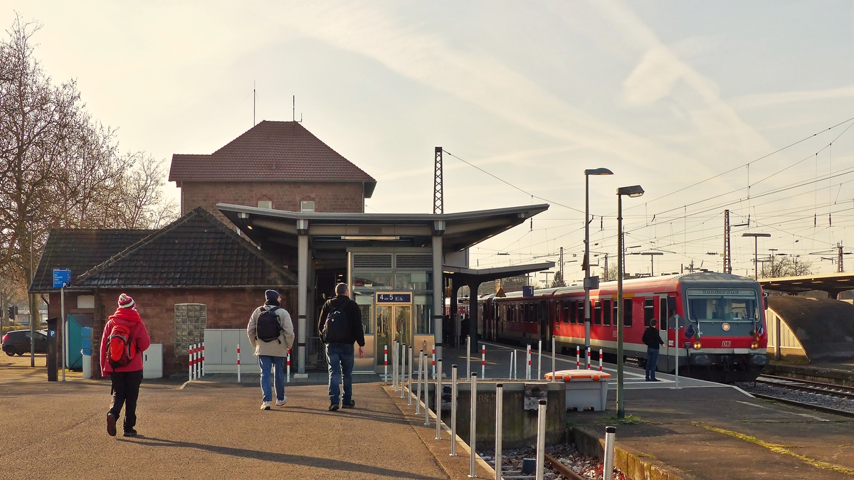 . Am Karfreitag geht es mit dem Sonderzug von Dillingen/Saar nach Bouzonville - Wie lange es die Sonderfahrten �ber die Grenze nach Frankreich noch geben wird, steht in den Sternen. Trotz Europa und Schengen Abkommen schafft man es nicht einen vern�nftigen grenz�berschreitenden Nahverkehr zu gestalten.

Am noch kalten, aber sonnigen 03.04.2015 begeben sich die Bahnfotografen zum Bahnhof von Dillingen/Saar, dort wartet bereits der Sonderzug, bestehend aus drei 628er Einheiten auf die erste Abfahrt des Tages. (Jeanny)

