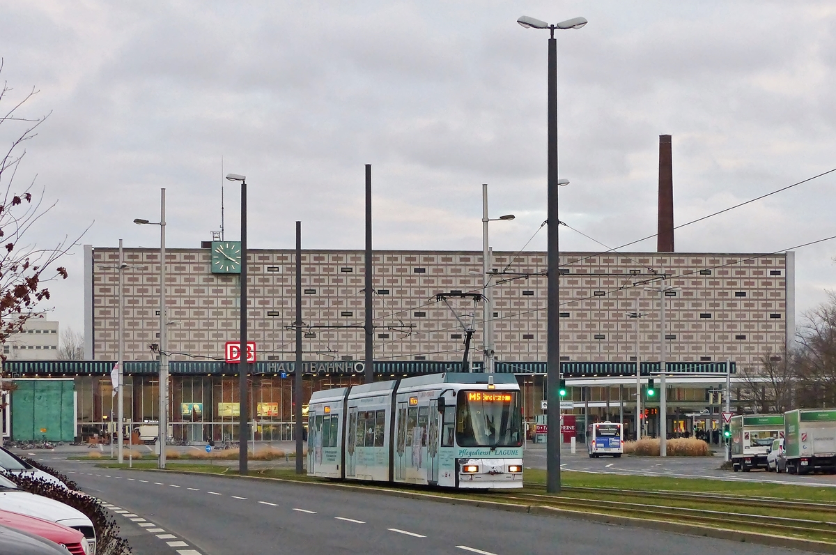 . Am neuen Braunschweiger Hauptbahnhof - Der GT6S N� 9551 der Braunschweiger Stra�enbahn hat am 03.01.2015 die Haltestelle Hauptbahnhof verlassen und f�hrt durch die Kurt-Schumacher-Stra�e in Richtung Innenstadt. 

Bei dem rechteckigen Kasten im Hintergrund handelt es sich um den neuen Braunschweiger Hauptbahnhof. (Jeanny)