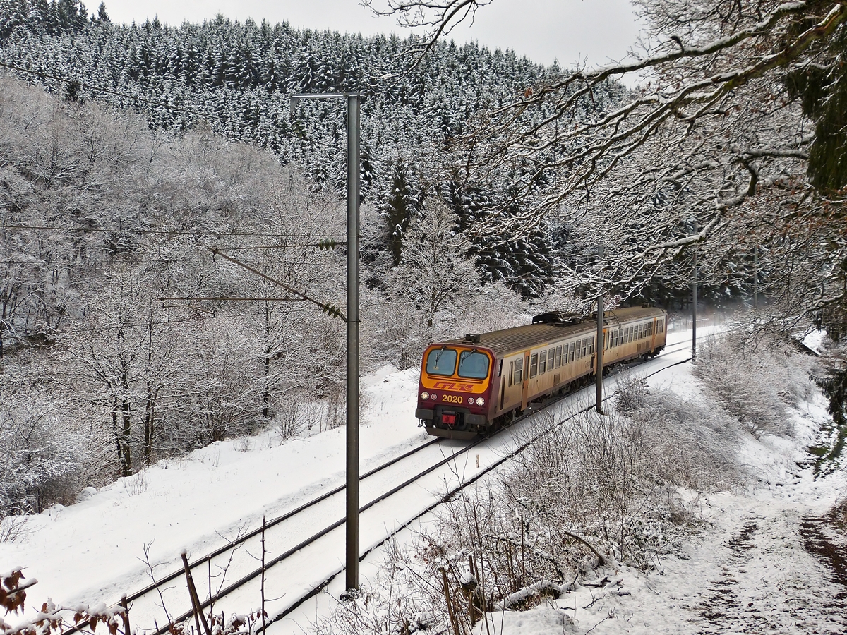 . Auf der Suche nach neuen Fotostellen - Als nur bedingt geeignet stellte sich dieser Standpunkt zwischen Clervaux und Maulusm�hle heraus, als der Z 2020 als RE 3811 Luxembourg - Troisvierges durch das tief verschneite Tal der Woltz fuhr. 02.02.2015 (Hans)