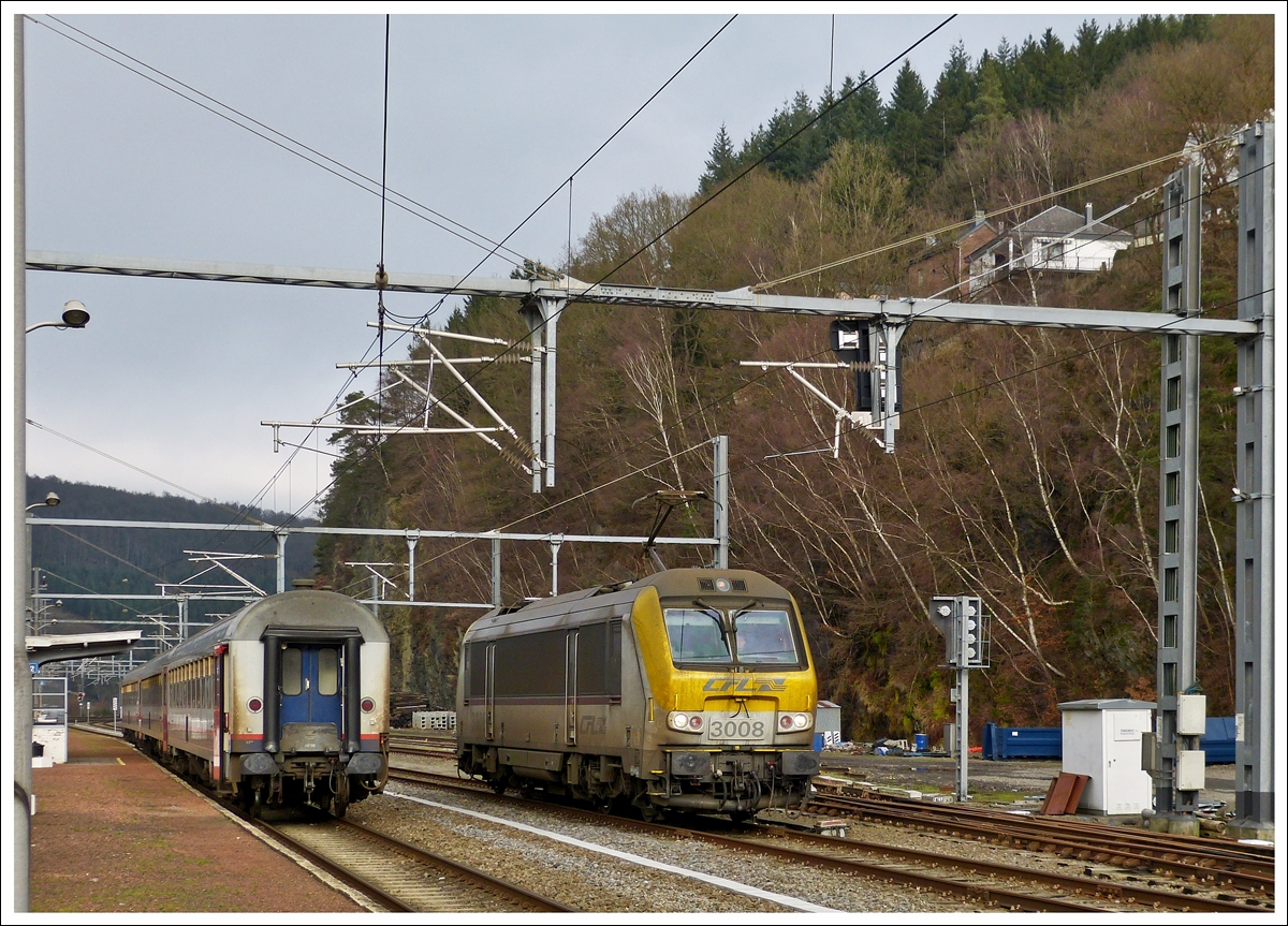 . Ausflug nach Belgien - Wegen Bauarbeiten auf der Ligne 42 zwischen Trois-Ponts und Rivage fuhren heute die IR Luxembourg - Liers nur bis nach Trois-Ponts und von dort wieder zur�ck nach Luxemburg.

Die schmutzige 3008 beim Umsetzen im Bahnhof von Trois-Ponts. 19.01.2014 (Hans)