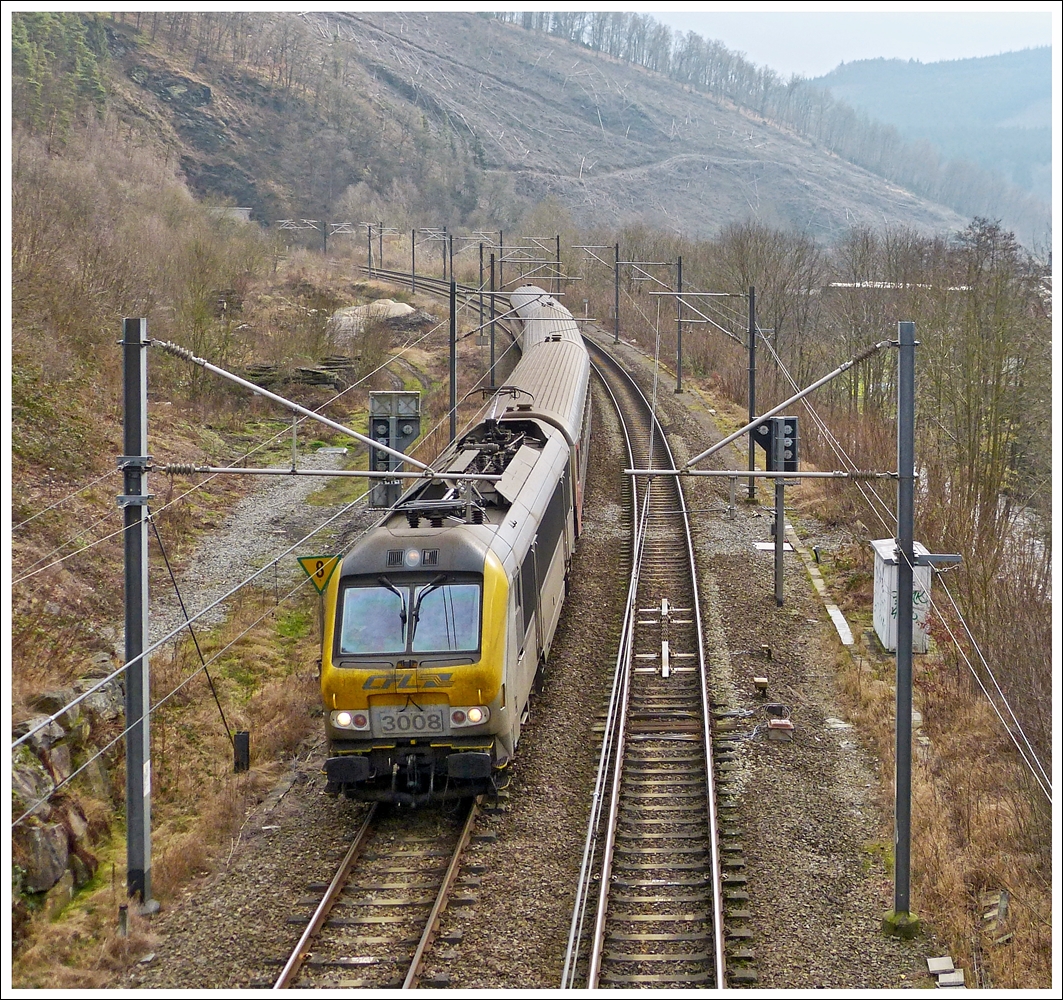 . Ausflug nach Belgien - Wegen Bauarbeiten auf der Ligne 42 zwischen Trois-Ponts und Rivage fuhren heute die IR Luxembourg - Liers nur bis nach Trois-Ponts und von dort wieder zur�ck nach Luxemburg.

Nachdem die saubere 3004 weg war, zog zu unserem Entsetzen die von Schmutz strotzende 3008 den IR 112 Luxembourg - Trois-Ponts in den Bahnhof von Trois-Ponts ein. 19.01.2014 (Jeanny)